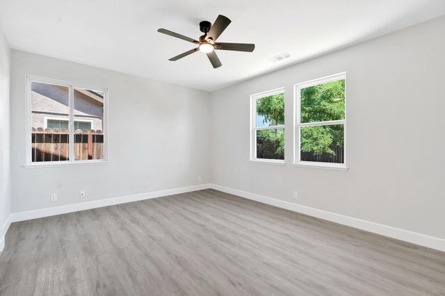 2090 N Delbert Avenue, Fresno, CA 93722