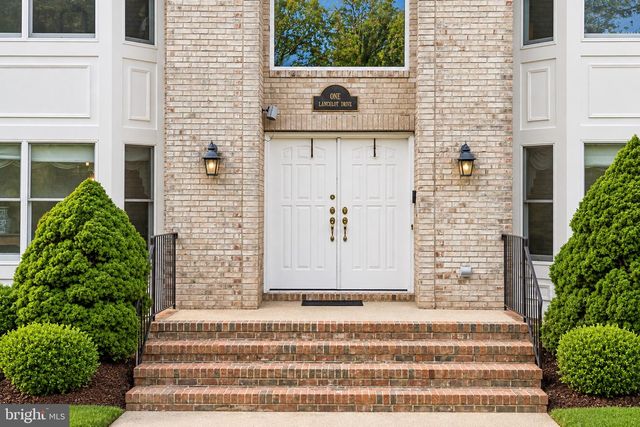 1 LAUNCELOT DR, Monroe Twp, NJ 08831