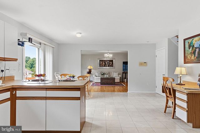 1 LAUNCELOT DR, Monroe Twp, NJ 08831