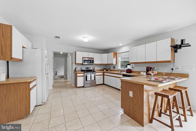1 LAUNCELOT DR, Monroe Twp, NJ 08831
