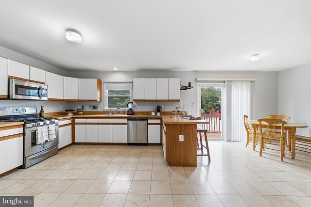 1 LAUNCELOT DR, Monroe Twp, NJ 08831