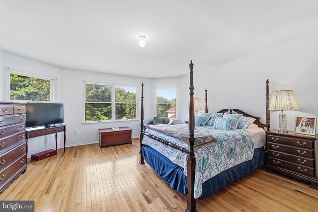 1 LAUNCELOT DR, Monroe Twp, NJ 08831