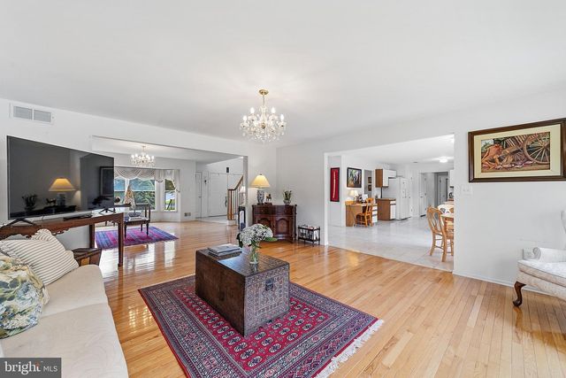 1 LAUNCELOT DR, Monroe Twp, NJ 08831