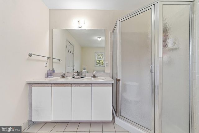 1 LAUNCELOT DR, Monroe Twp, NJ 08831