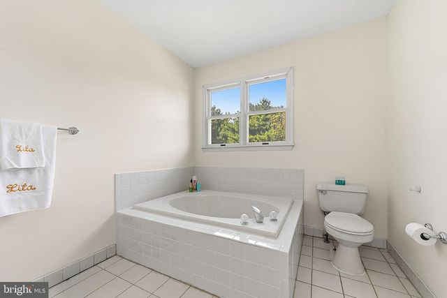 1 LAUNCELOT DR, Monroe Twp, NJ 08831