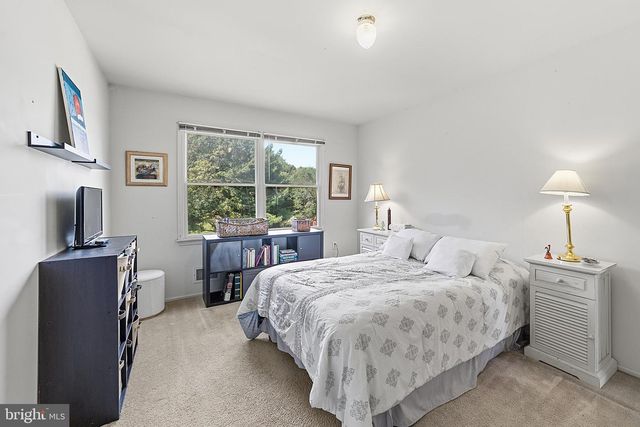1 LAUNCELOT DR, Monroe Twp, NJ 08831