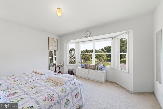 1 LAUNCELOT DR, Monroe Twp, NJ 08831