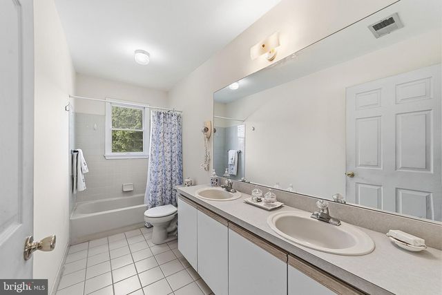 1 LAUNCELOT DR, Monroe Twp, NJ 08831
