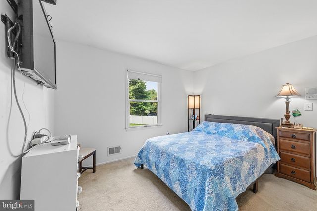 1 LAUNCELOT DR, Monroe Twp, NJ 08831