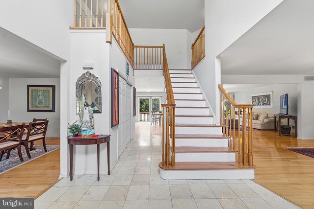 1 LAUNCELOT DR, Monroe Twp, NJ 08831