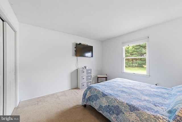 1 LAUNCELOT DR, Monroe Twp, NJ 08831
