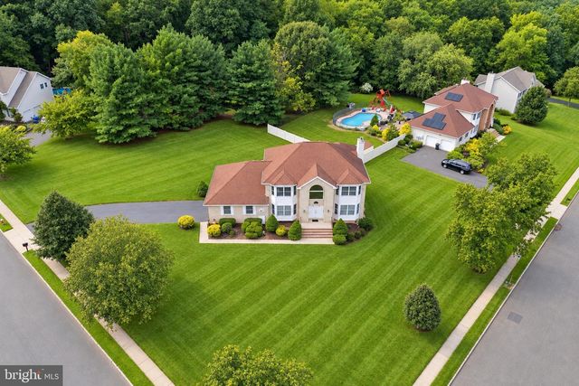 1 LAUNCELOT DR, Monroe Twp, NJ 08831