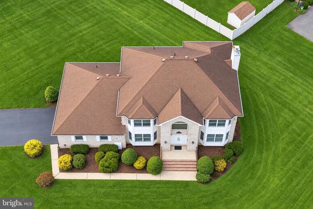 1 LAUNCELOT DR, Monroe Twp, NJ 08831
