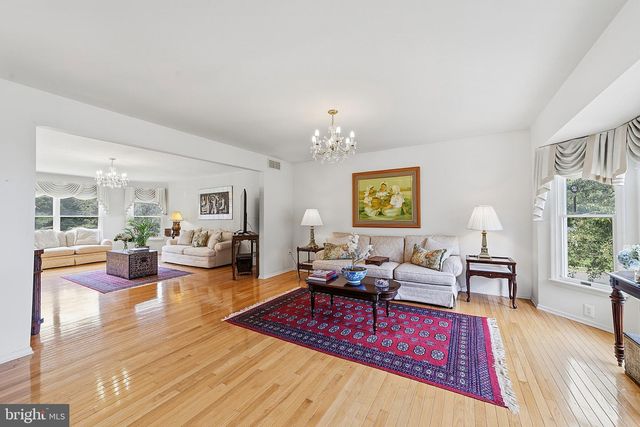 1 LAUNCELOT DR, Monroe Twp, NJ 08831