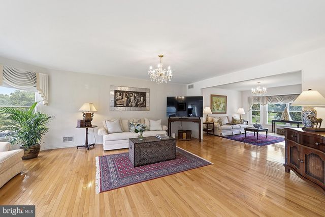 1 LAUNCELOT DR, Monroe Twp, NJ 08831