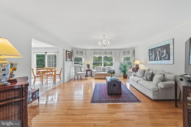 1 LAUNCELOT DR, Monroe Twp, NJ 08831