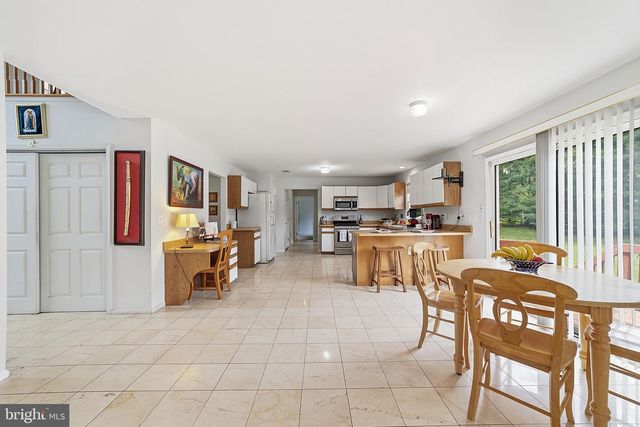 1 LAUNCELOT DR, Monroe Twp, NJ 08831