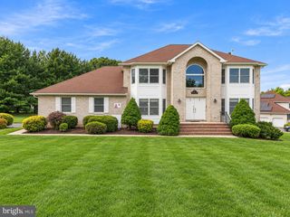 1 LAUNCELOT DR, Monroe Twp, NJ 08831