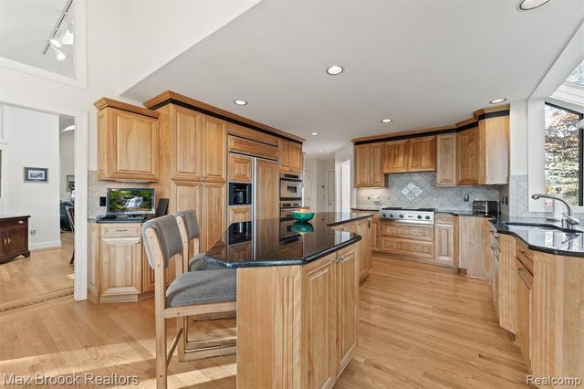 363 Sycamore Court, Bloomfield Hills, MI 48302