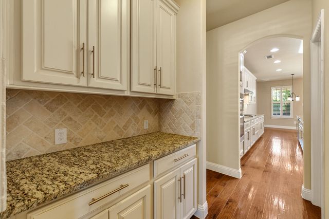 1049 Mesa Crest Drive, Fort Worth, TX 76052
