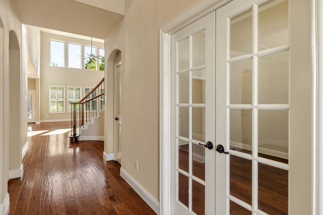 1049 Mesa Crest Drive, Fort Worth, TX 76052