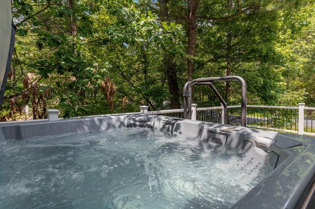 566 IRONWOOD RD, Mount Jackson, VA 22842