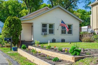 42 Main Beach Rd, Ringwood Boro, NJ 07456