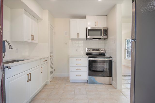 305 N Oak Cliff Boulevard, Dallas, TX 75208