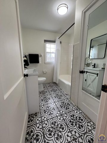 507 SW Gage Court Cir, Topeka, KS 66606