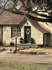 507 SW Gage Court Cir, Topeka, KS 66606