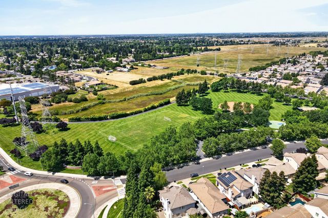 9648 Flame Tokay Way, Elk Grove, CA 95624