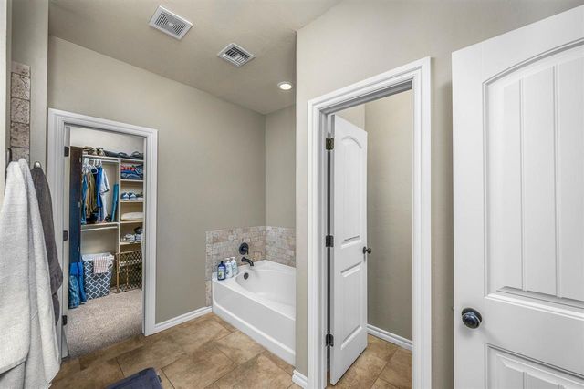 13654 NE Lafayette Dr, Elgin, OK 73538