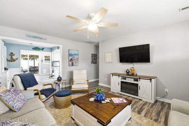 132 NE 32nd Street, Oak Island, NC 28465