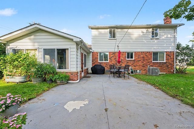 9490 Steephollow Drive, White Lake, MI 48386