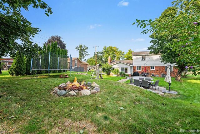 9490 Steephollow Drive, White Lake, MI 48386
