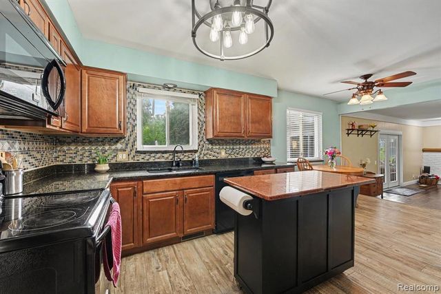 9490 Steephollow Drive, White Lake, MI 48386