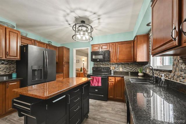 9490 Steephollow Drive, White Lake, MI 48386