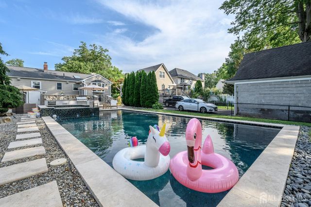 35 Gaywood Avenue, Colonia, NJ 07067