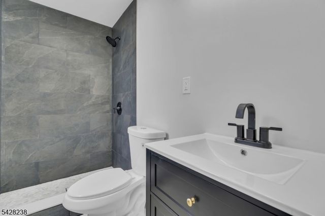26 Laurie Rd, Roxbury Twp., NJ 07850