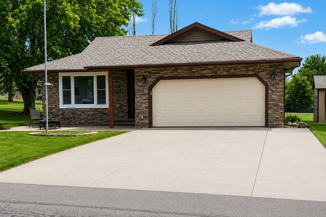 903 E Monroe Street, Mount Ayr, IA 50854