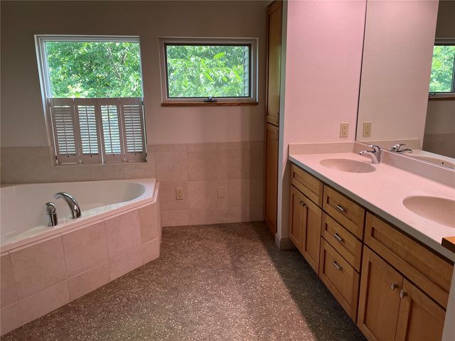 2624 Bluffwood Circle, Iowa City, IA 52245