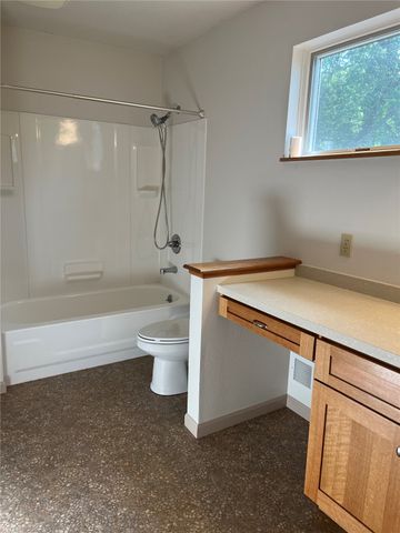 2624 Bluffwood Circle, Iowa City, IA 52245