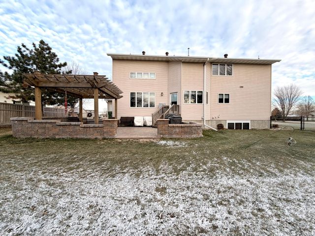 1085 Briarwood Drive, Worthington, MN 56187