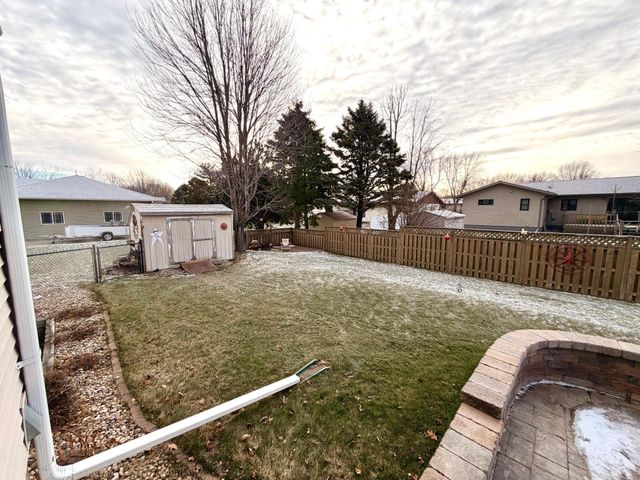 1085 Briarwood Drive, Worthington, MN 56187