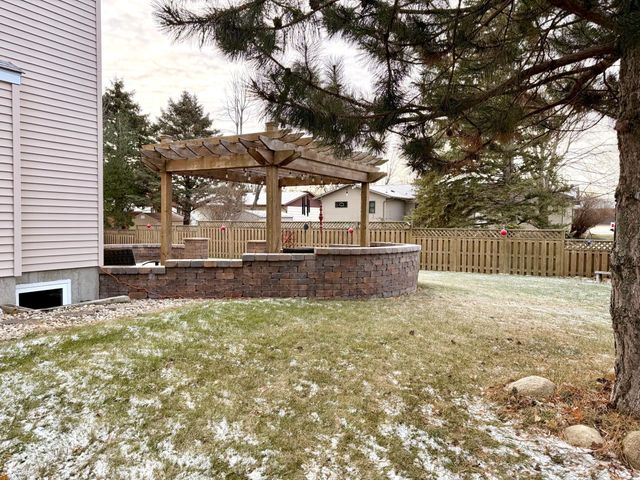 1085 Briarwood Drive, Worthington, MN 56187
