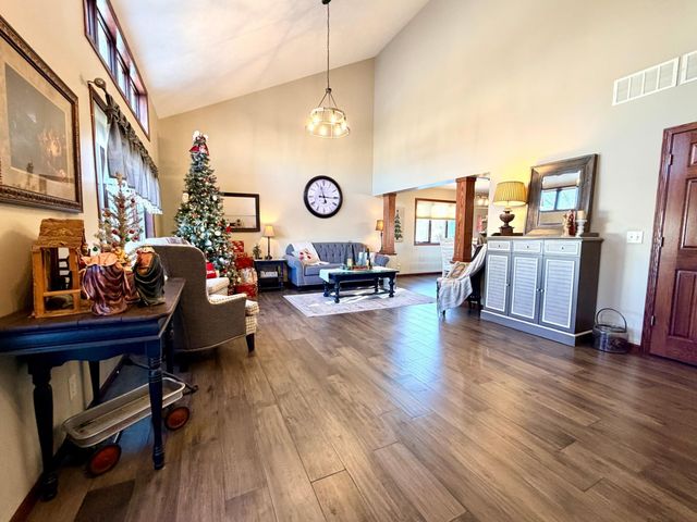 1085 Briarwood Drive, Worthington, MN 56187