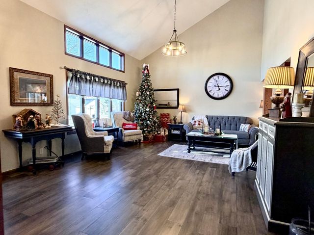 1085 Briarwood Drive, Worthington, MN 56187