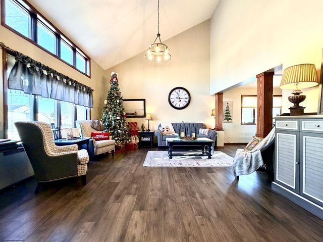 1085 Briarwood Drive, Worthington, MN 56187