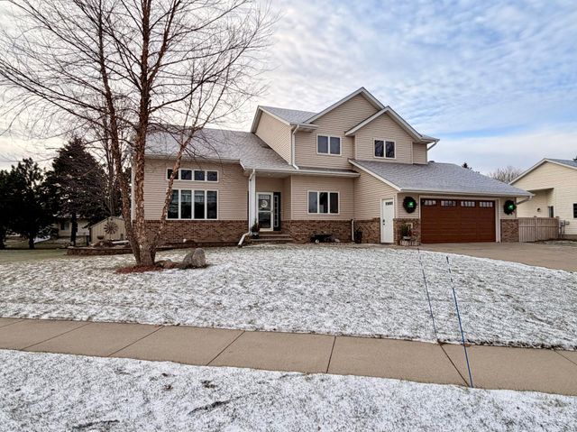 1085 Briarwood Drive, Worthington, MN 56187