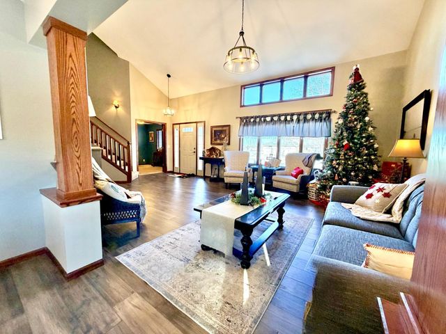 1085 Briarwood Drive, Worthington, MN 56187